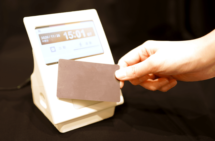 ICカードリーダー打刻をしている様子