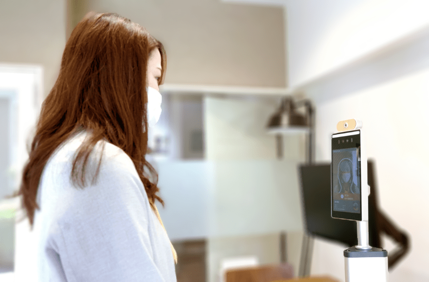 顔認証打刻をしている様子